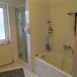 Eigentumswohnung in Kassel-Baunatal - Bad mit Dusche und Badewanne